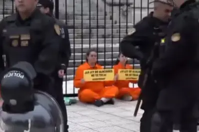 Activistas de Greenpeace treparon al Monumento de los Dos Congresos contra la reforma de la Ley de Glaciares