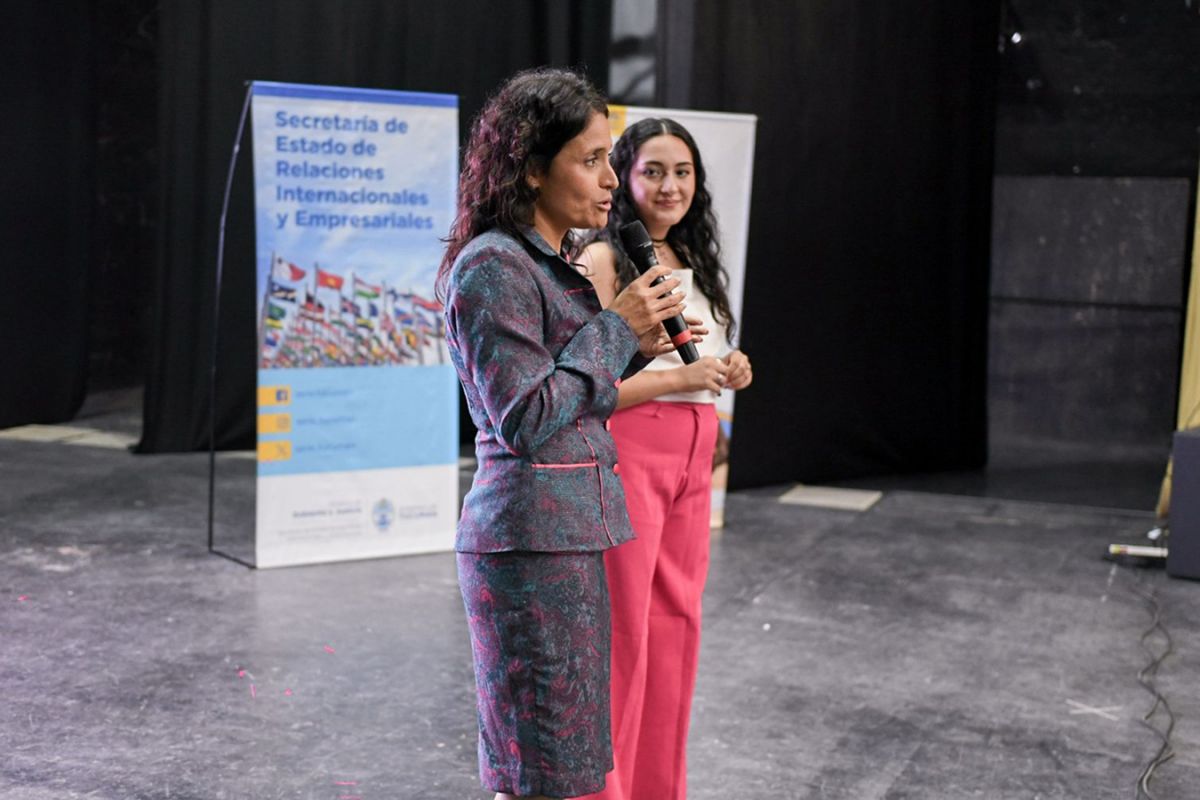 CICLO DE CHARLAS. Milagros Arghittu junto a Virginia Ávila, la secretaria de la Secretaria de Estado de Relaciones Internacionales y Empresariales.