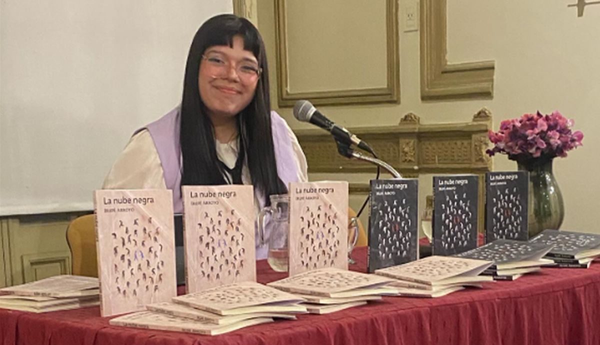 POETA JOVEN. Irupé Arroyo, una de las organizadoras del ciclo, junto a su poemario La nube negra. / IRUPÉ ARROYO
