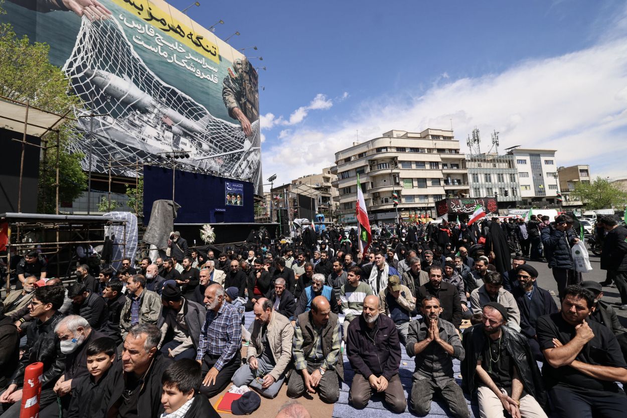 REZOS DEL MEDIODÍA. Cientos de iraníes oraron en la Plaza de la Revolución de Teherán después del acuerdo de alto el fuego.