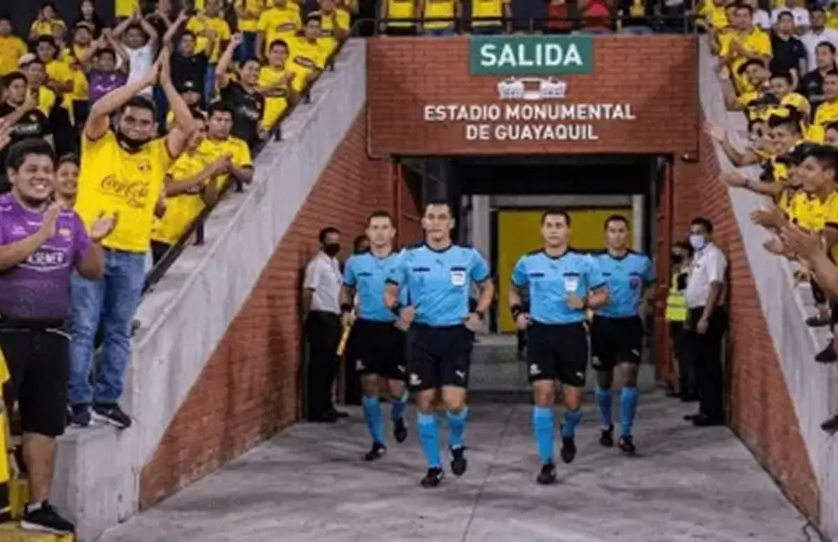 El árbitro Juan Benítez recibió agresiones tras el partido entre Barcelona de Ecuador y Cruzeiro.