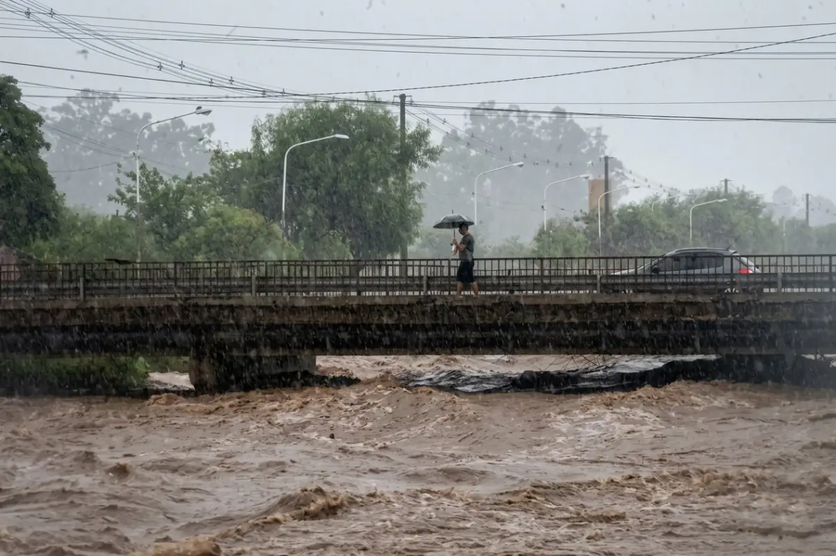 PELIGRO LATENTE. Cuando las aguas bajan con violencia, sufren las personas y quedan dañadas las estructuras, como los puentes.