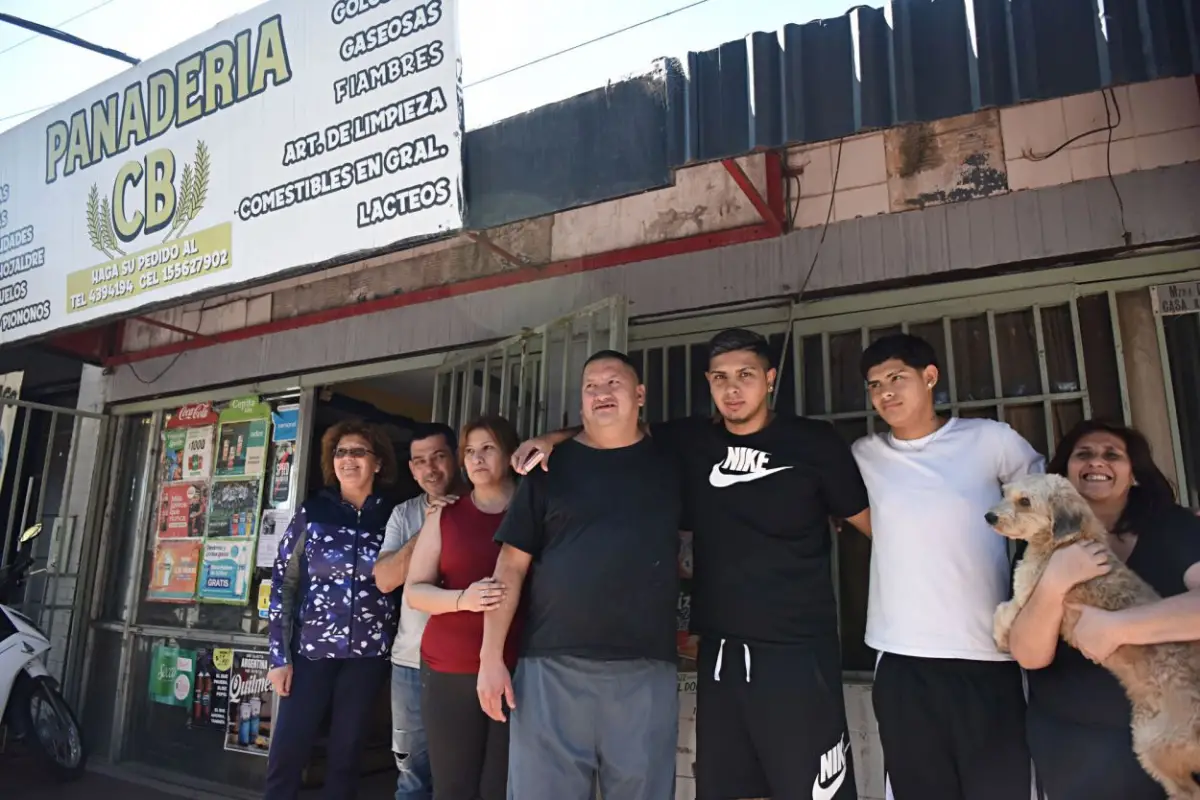 RETRATO DE FAMILIA. Daniel, en el centro, posa junto a parte de los Alaniz: entre otros, dos de sus hermanas, su cuñado, su sobrino y el “pichicho”.