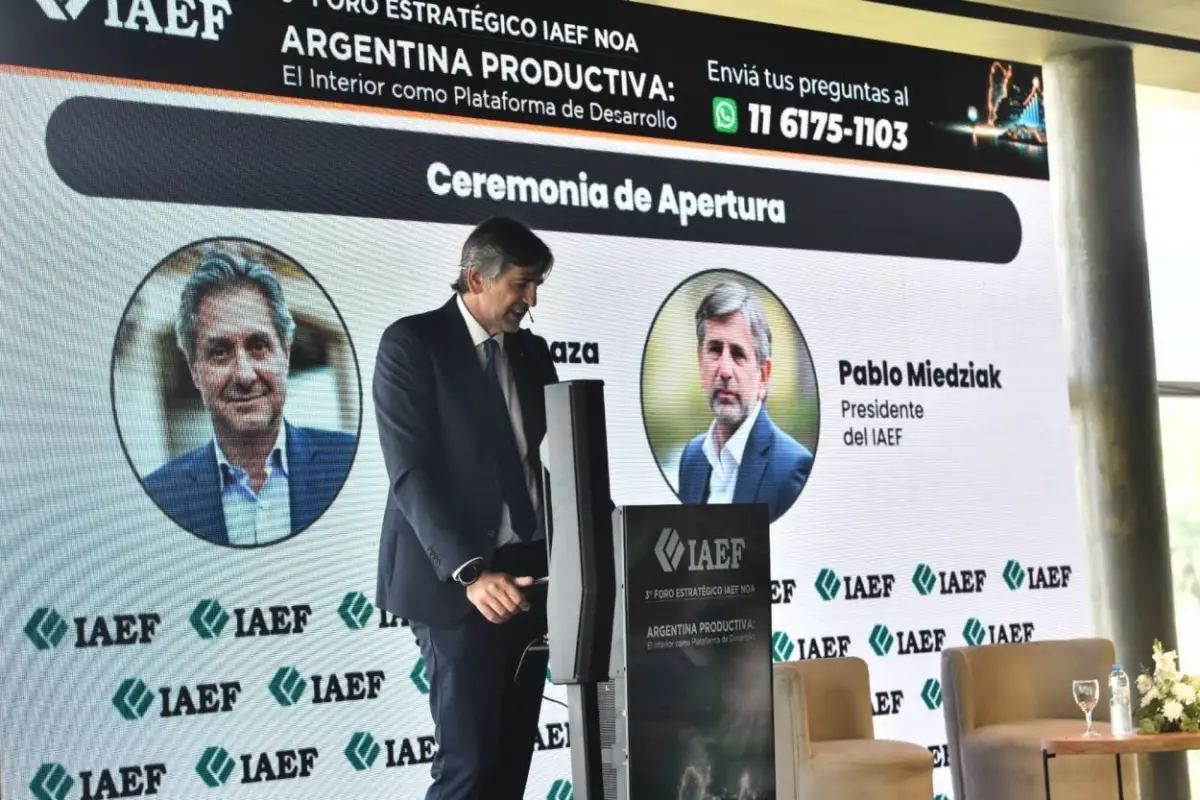 BIENVENIDA. Miedziak dio el discurso de apertura del foro regional.
