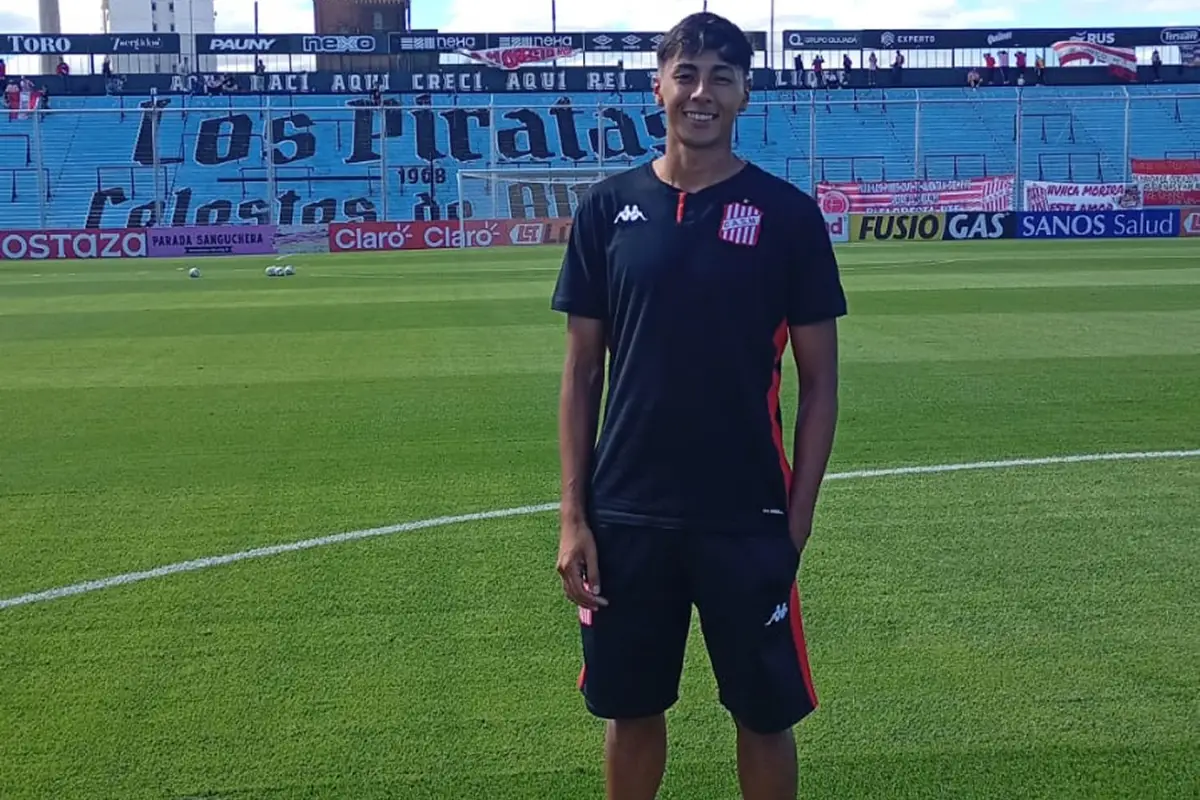 FELICIDAD. Valdez posa en el campo de juego del estadio de Belgrano, horas antes del duelo contra Estudiantes de Río Cuarto.