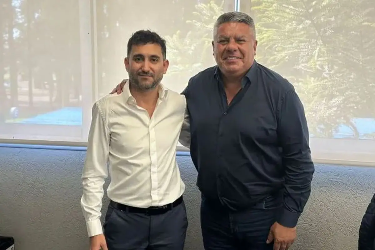 INVESTIGAN EL VÍNCULO. Ordenaron operativos en 15 clubes del fútbol argentino por contratos con Sur Finanzas. Ariel Vallejo (izq.) y Claudio Tapia (der.), en el ojo de la Justicia.