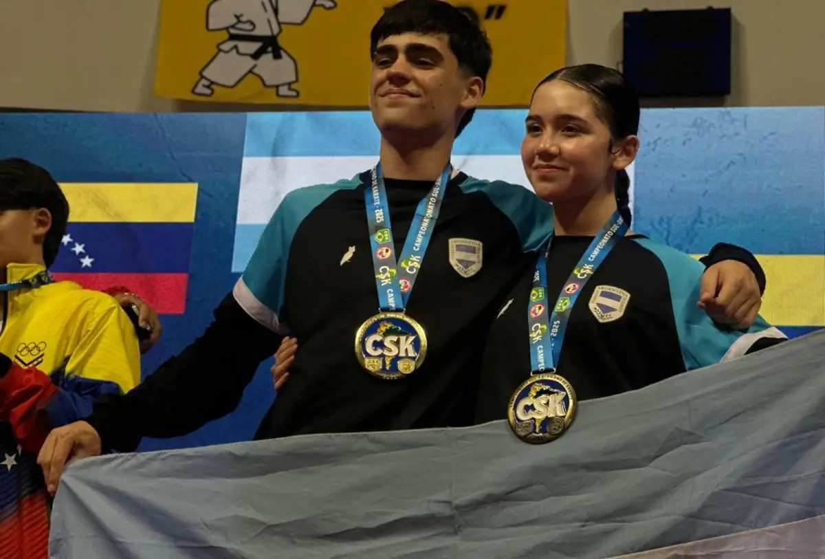 ORGULL TUCUMANO. Lisandro Fontana y Candela Diez posan con sus respectivas medallas en el Campeonato Sudamericano de Recife.