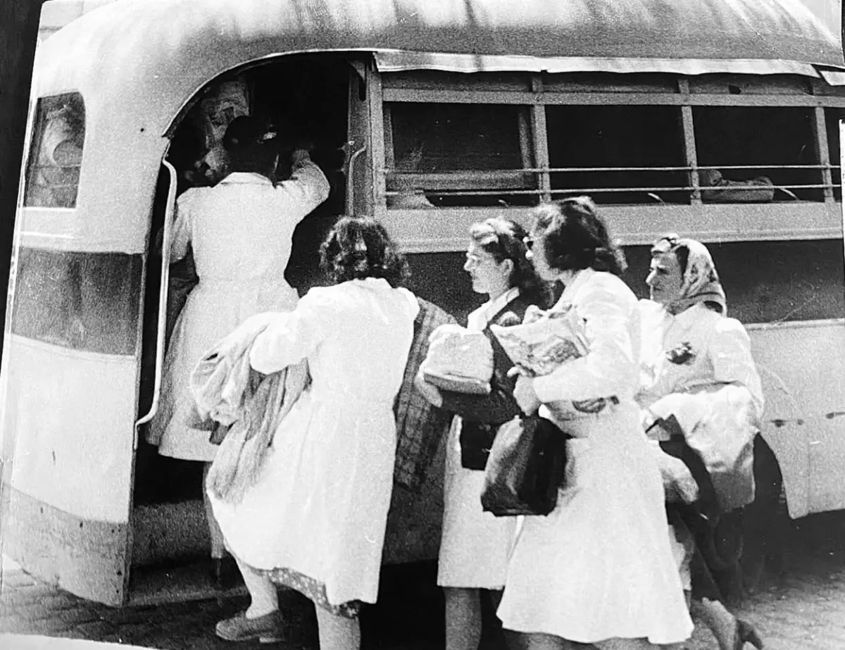 Recuerdos fotográficos: apoyo al justo reclamo salarial de las maestras en 1947