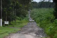 A cinco días de la tragedia del matrimonio, el camino de Tafí Viejo sigue igual: sin señalización y en estado crítico