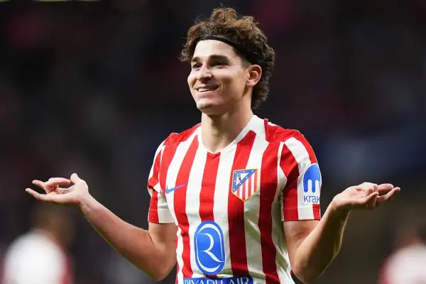 Bombazo: una leyenda culé asegura que Julián Álvarez está cerca de jugar en Barcelona