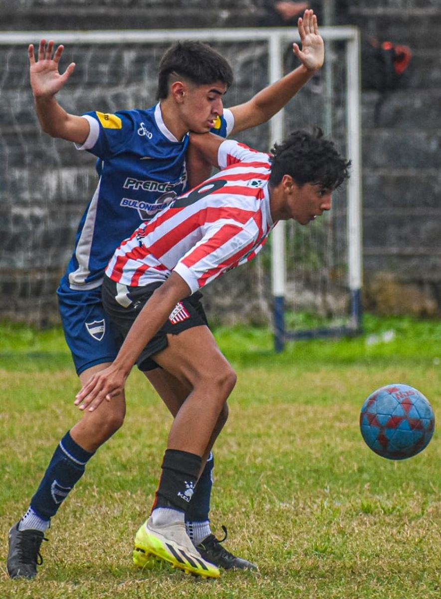 DELANTERO TODO TERRENO. Valdez tiene un buen porte y puede jugar por todo el frente de ataque.