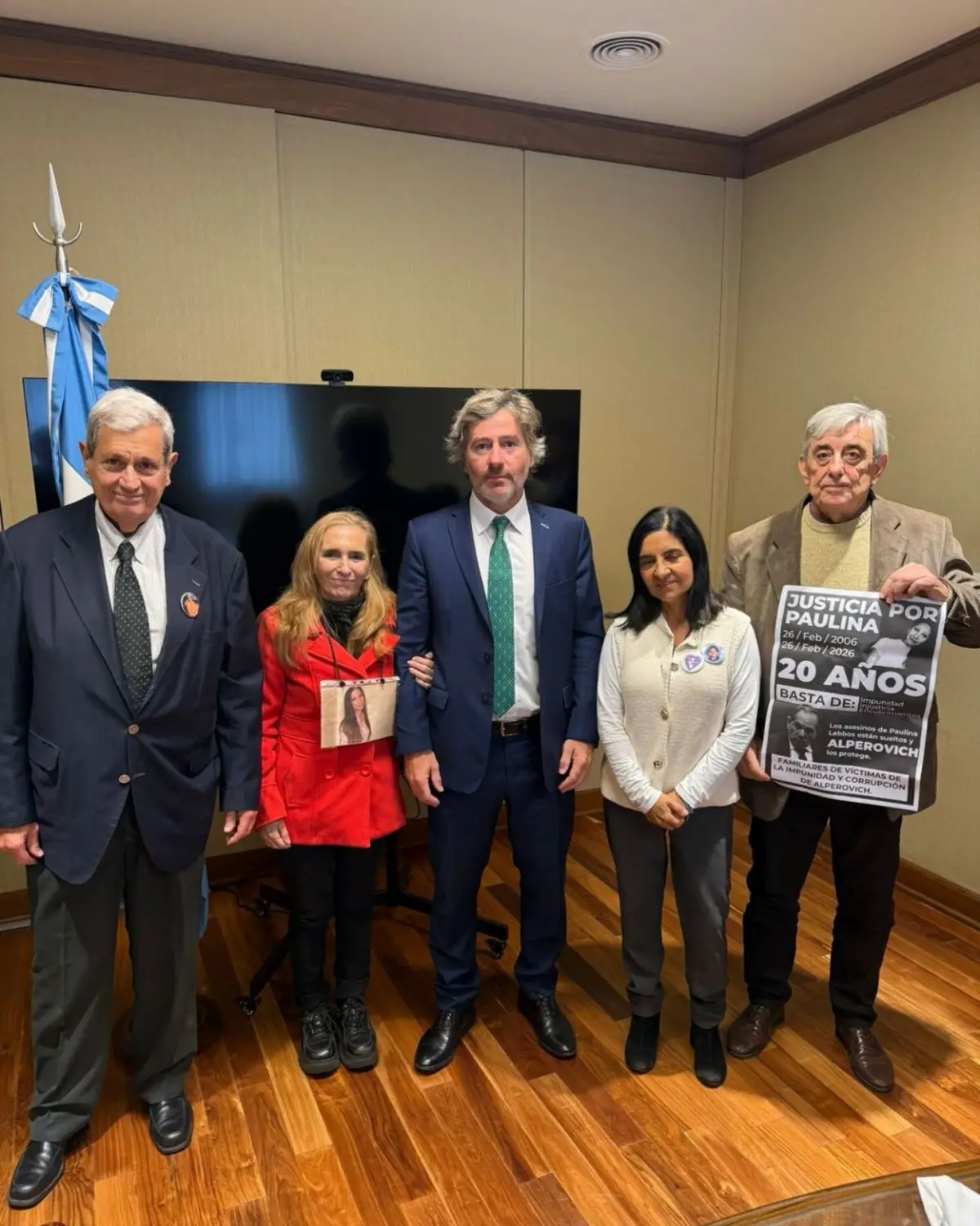 CON EL MINISTRO. Lebbos fue acompañado por familiares de víctimas de la impunidad.