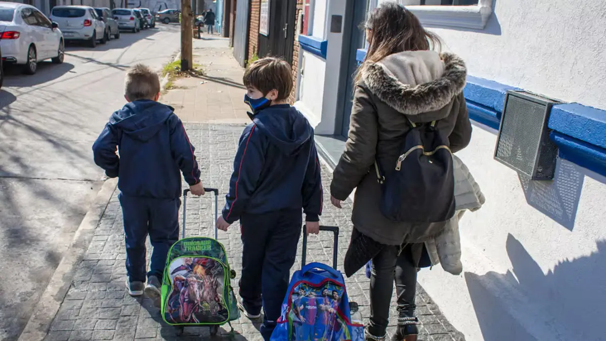 El Voucher Educativo cubre exclusivamente el pago de cuotas escolares. 