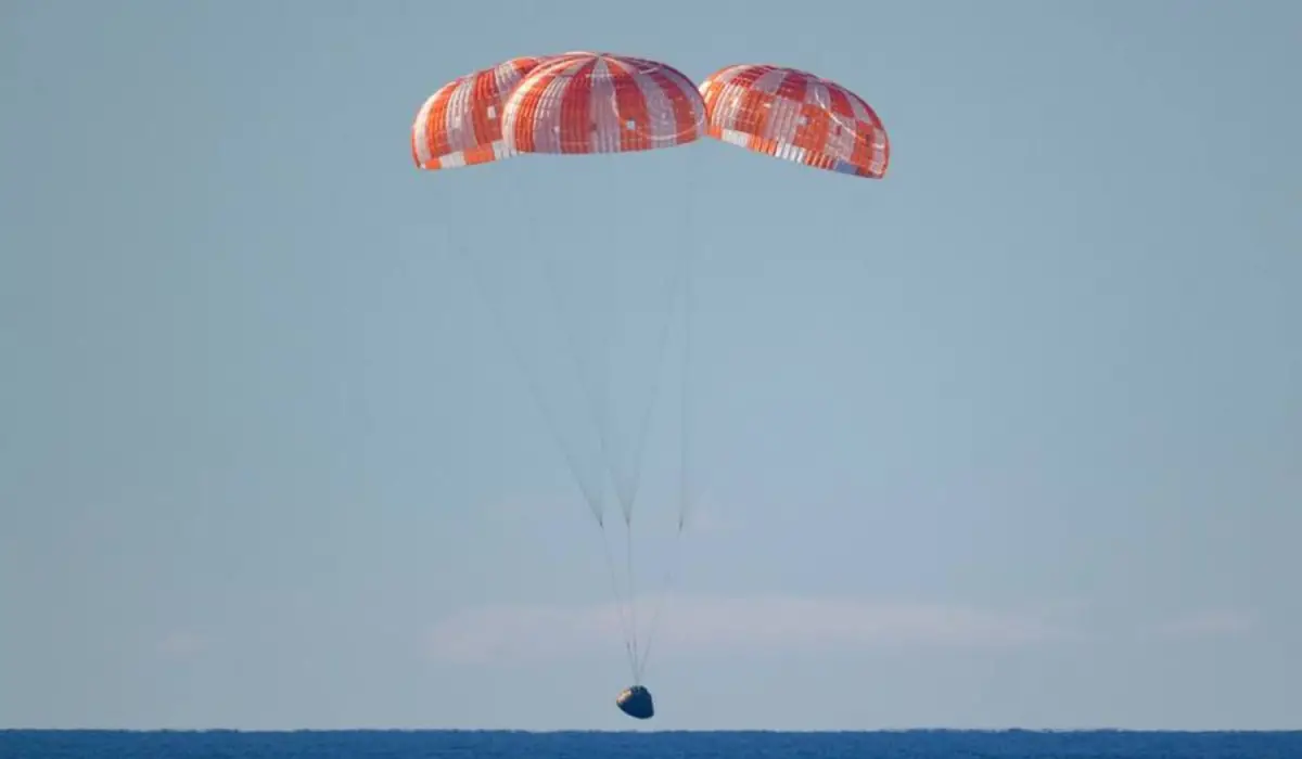 ARTEMIS II. El sistema de paracaídas se desplegó para desacelerar de los 40.000 kilómetros por hora a apenas 480 km/h.