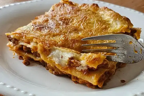 Lasaña proteica con solo cuatro ingredientes: cómo prepararla sin harinas