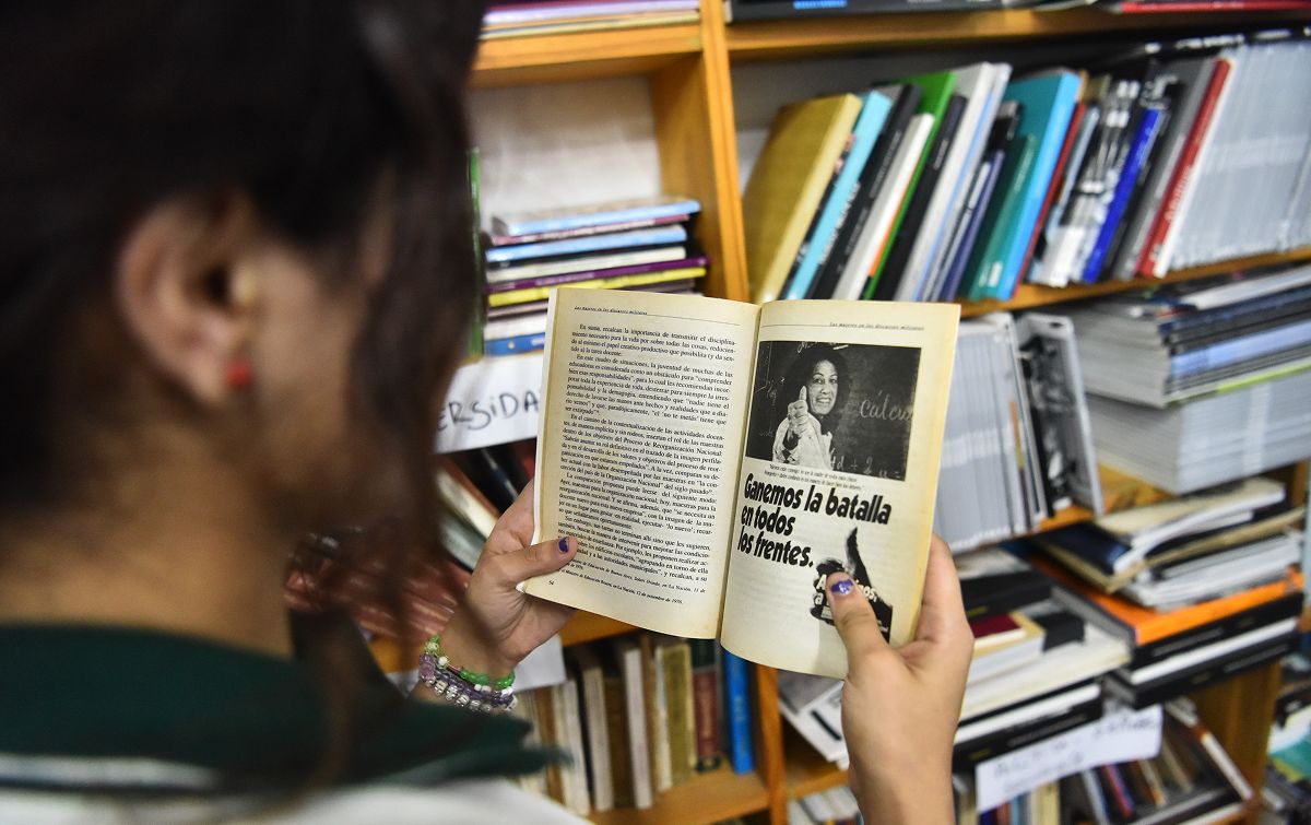 BÁRBARA. Lee un libro durante el taller de escritura creativa en La Escuelita de Famaillá. / LA GACETA, OSVALDO RIPOLL