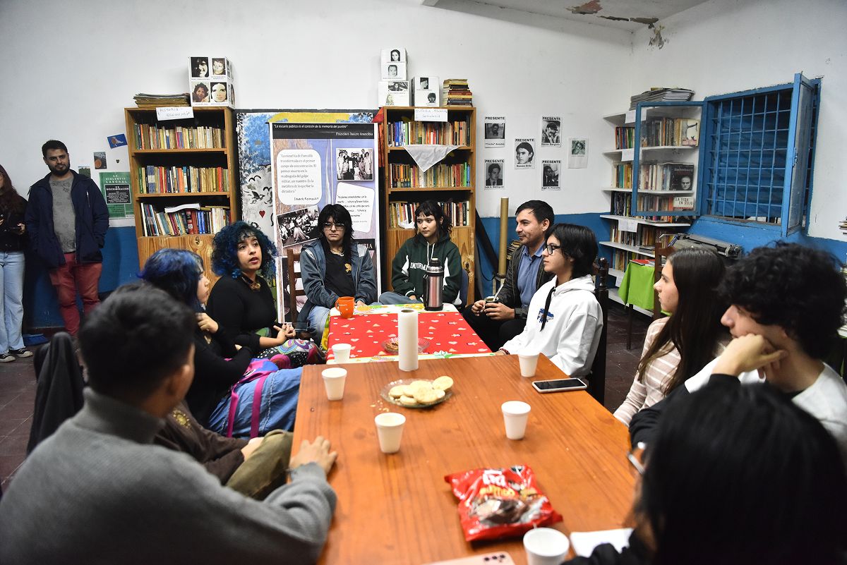 EN RONDA. Entre mates, café y cuadernos, el taller comienza con la lectura de textos y ejercicios de escritura. / LA GACETA, OSVALDO RIPOLL