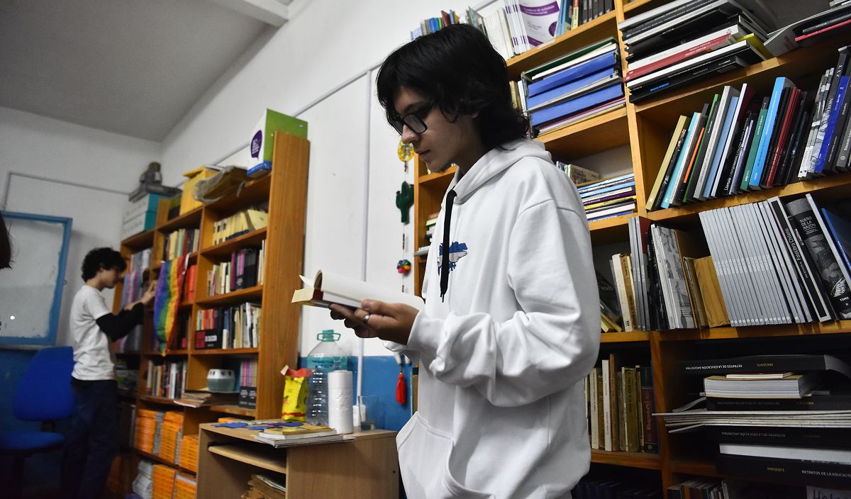 FACUNDO. Leyendo en la biblioteca Hilda Guerrero. / LA GACETA, OSVALDO RIPOLL