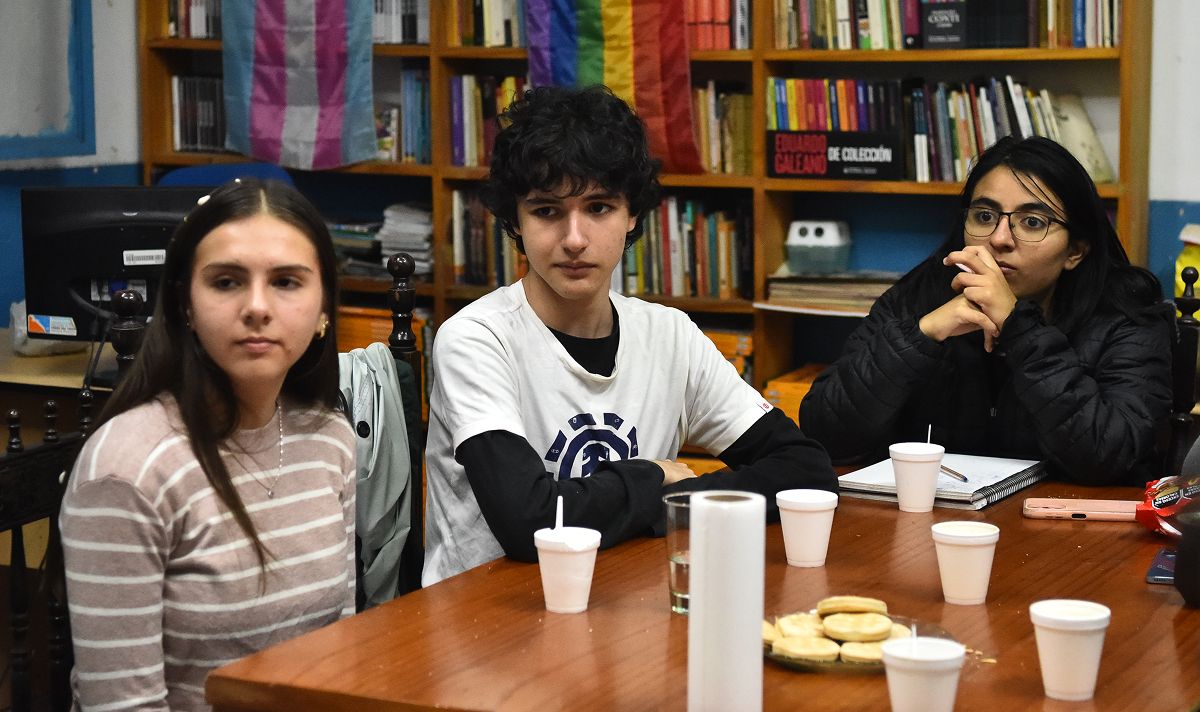 LUJÁN, FELIPE Y SOFÍA. Integran el taller de escritura creativa de La Escuelita de Famaillá, donde los jóvenes trabajan en la producción de un poemario colectivo. / LA GACETA, OSVALDO RIPOLL