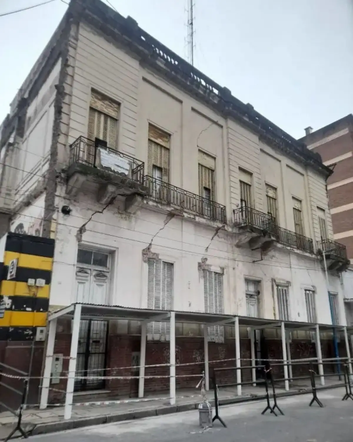 CORTE. Comerciantes y transeúntes debieron modificar sus recorridos por el operativo de seguridad en la cuadra.