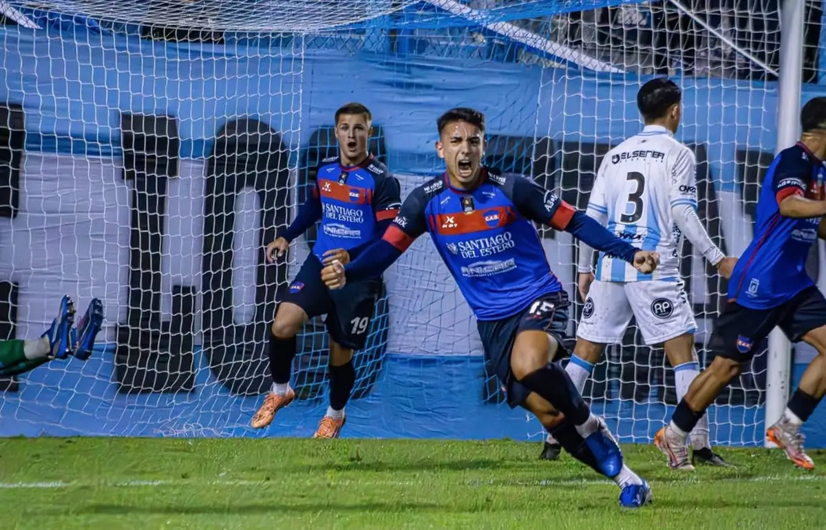 FESTEJO. Bergés celebra el tanto que le dio la victoria a Güemes como visitante de Atlético de Rafaela.