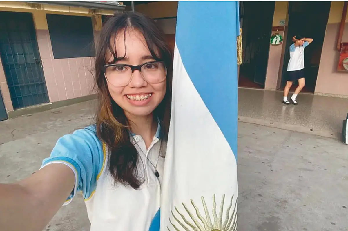 GANADORA. Fiorella Roveretti y una vista general del castillo St Donat’s, sede del UWC Atlantic College dónde vivirá con alumnos de más de 90 países.