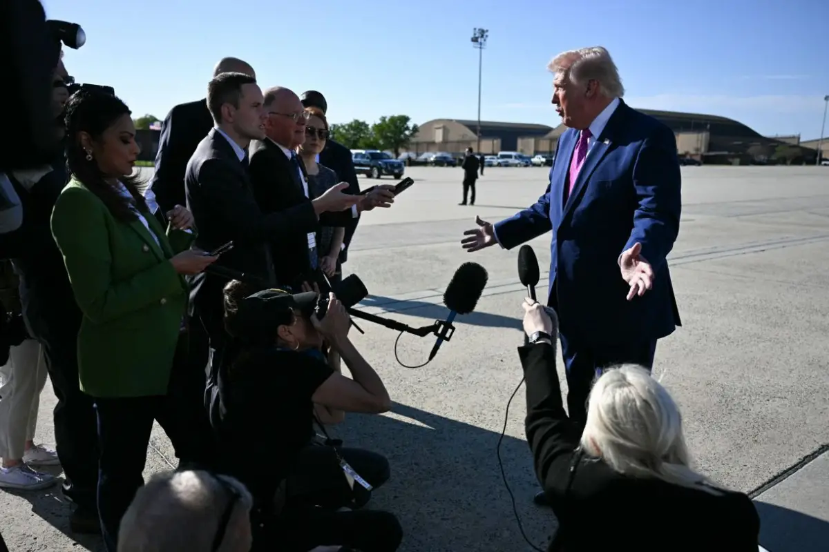 RETIRADA. Trump habla con la prensa antes de subirse al avión presidencial con destino a su casa de campo. 