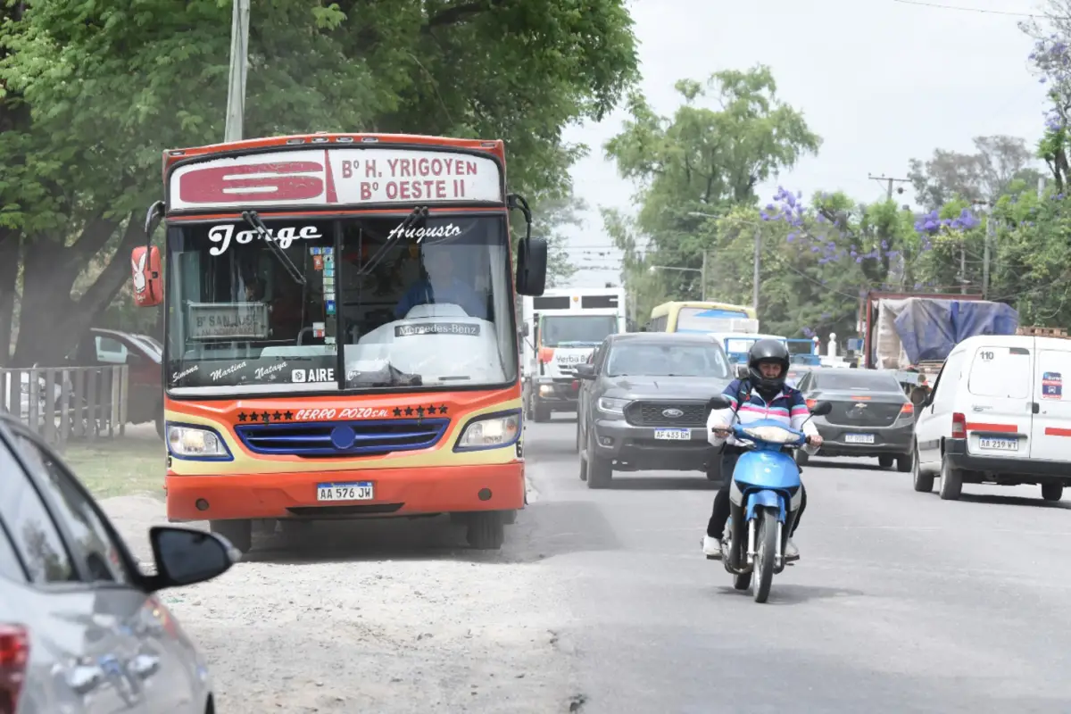 UNA VÍA SATURADA. El Camino del Perú soporta el tránsito de más de 25.000 vehículos que lo atraviesan a diario.