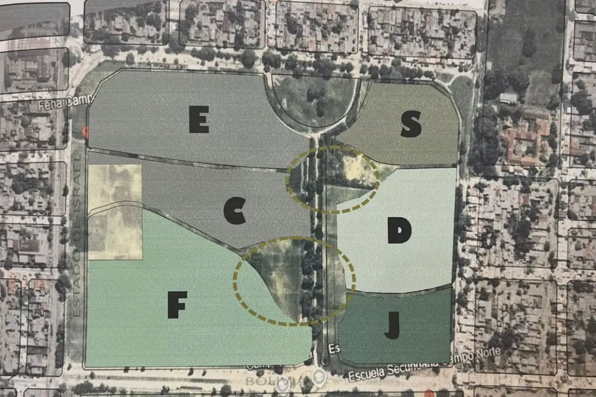 CARTELERÍA ANUNCIANTE. Los letreros están ubicados en avenida Ejército de Israel y Bolivia.