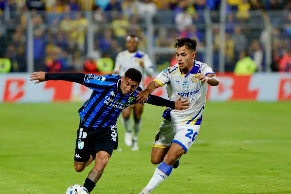 EN ACCIÓN. Lautaro Godoy traslada la pelota en la derrota 2-1 de Atlético Tucumán en Arroyito. El volante intenta ganarse su lugar en el equipo de Falcioni.