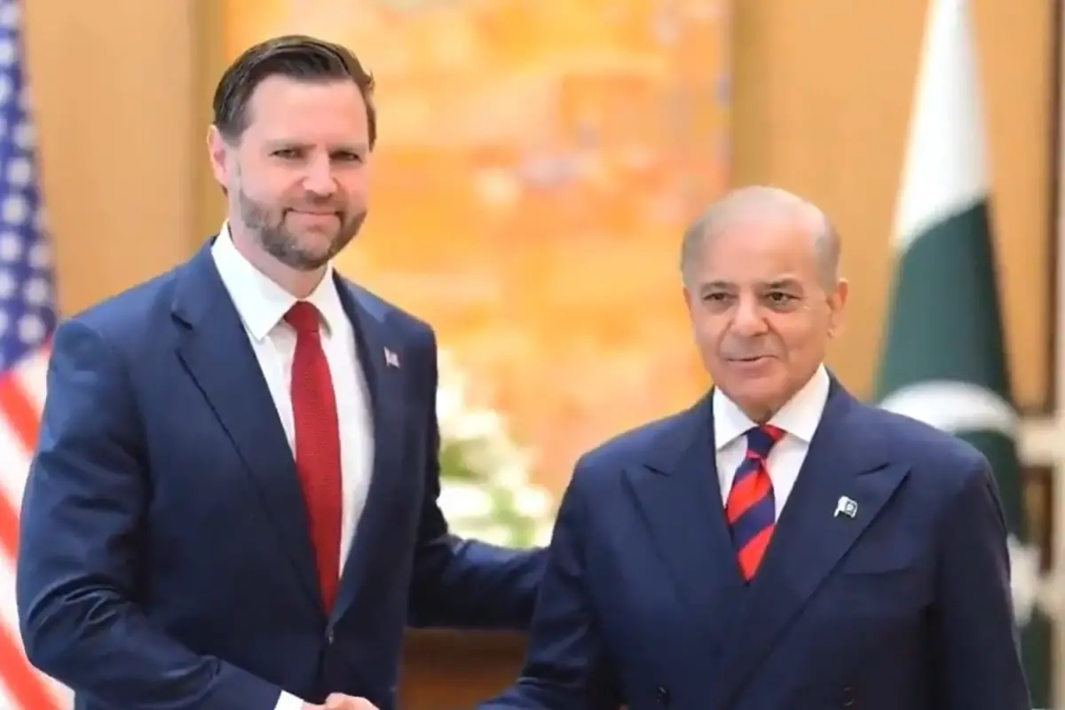 EN BUSCA DE LA PAZ. JD Vance y el primer ministro de Pakistán, Shehbaz Sharif.