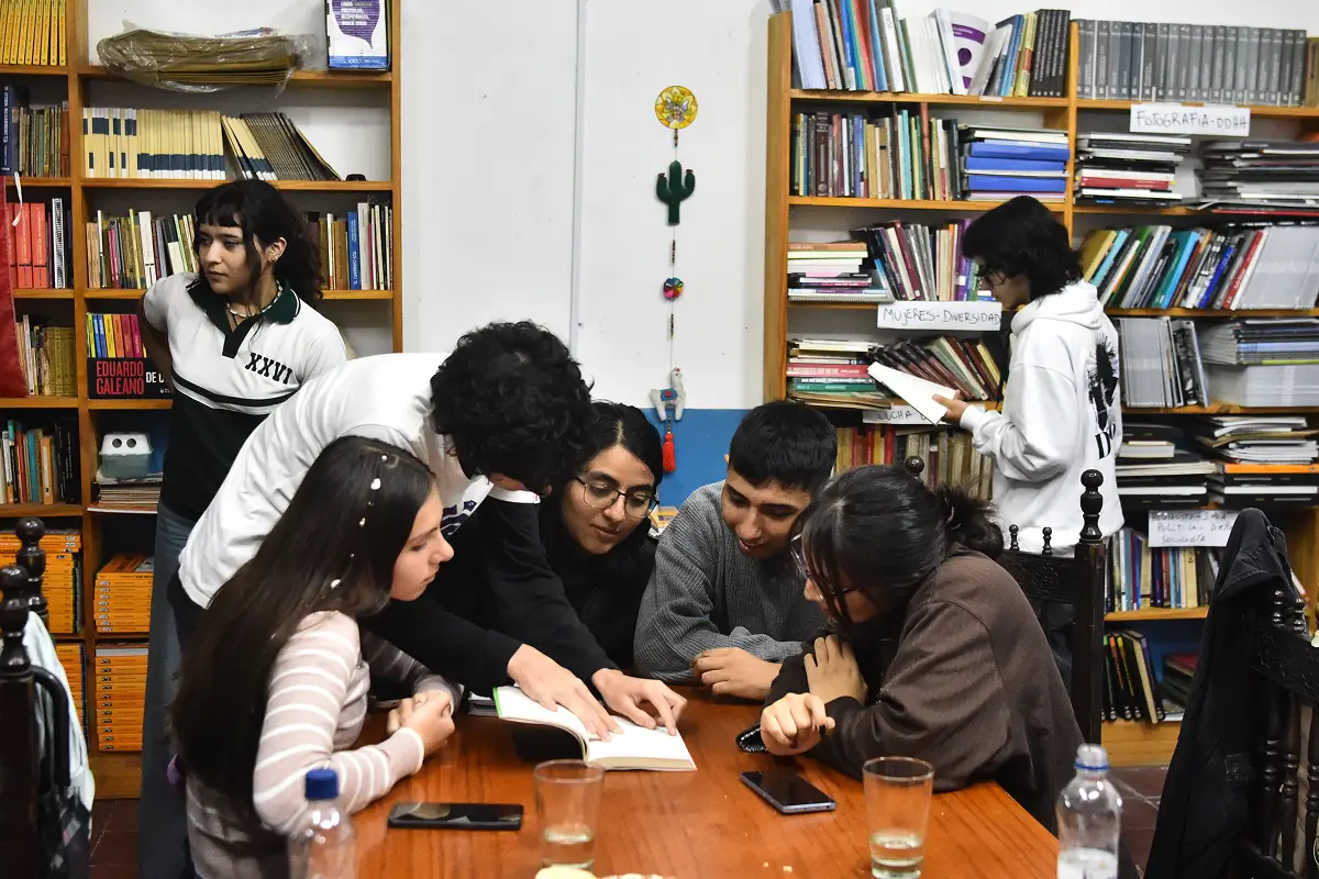 EN GRUPO. Los jóvenes se reúnen todos los jueves en el taller de escritura creativa del Centro Educativo en Derechos Humanos Ana María Sosa. / LA GACETA, OSVALDO RIPOLL
