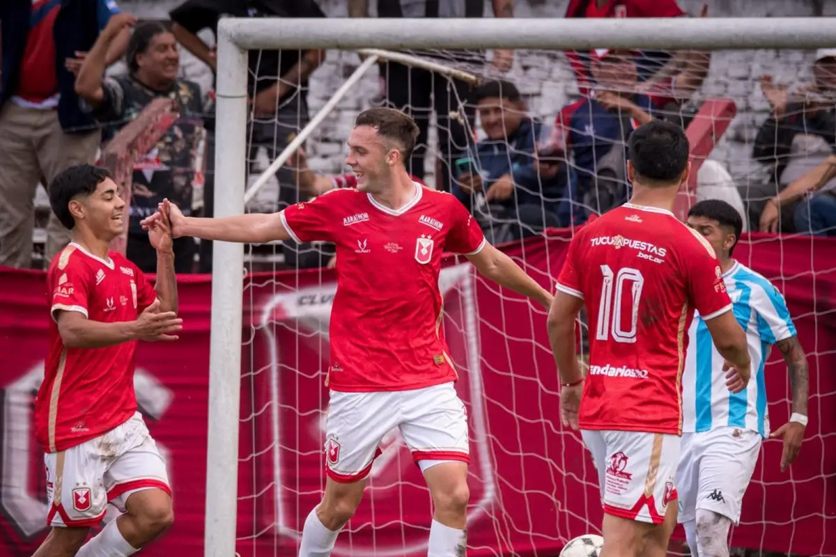 GRAN DEBUT. Felipe Estrada celebra su gol en el triunfo de Tucumán Central sobre Atlético Tucumán.
