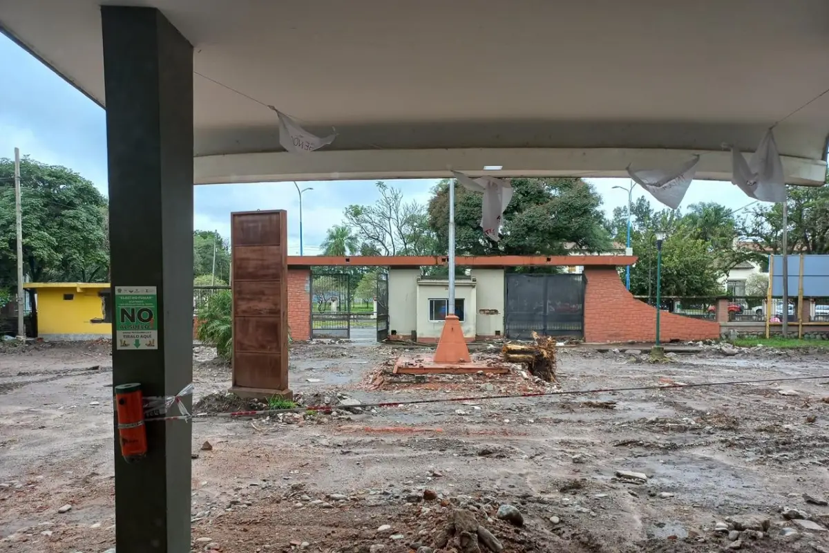 ACCESO PRINCIPAL EN EL CENTRO PREBISCH. La obra en ejecución incluyó la extracción de árboles en el sector del ingreso al complejo universitario.