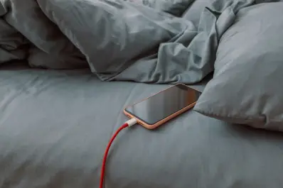 Dejar cargando tu celular sobre la cama es altamente peligroso: conocé el motivo