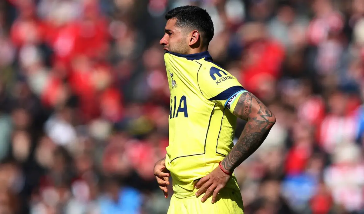 Cristian Romero salió lesionado en el segundo tiempo del partido entre Tottenham y Sunderland.