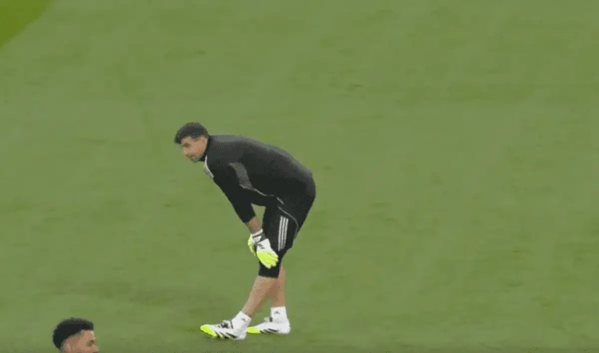 Dibu sintió una molestia en el precalentamiento del duelo del Aston Villa.