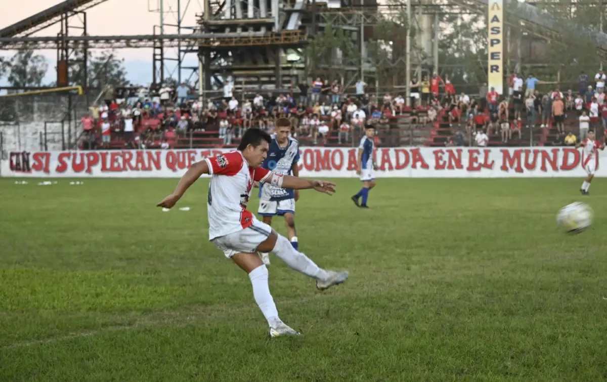NO FALLÓ DESDE LOS 12 PASOS. Luis Pulguita Rodríguez convirtió para Ñuñorco en el triunfo por 3 a 1.