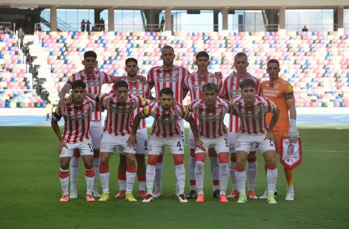 El equipo salió al campo de juego con una banda de luto en homenaje a Matías Argañaraz.