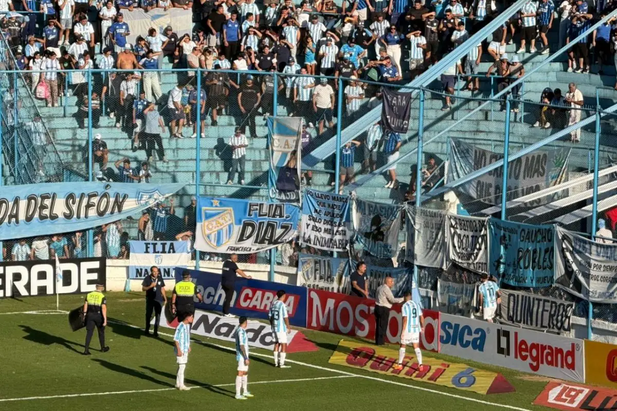 16' PT: Leandro Díaz se acercó a los hinchas para solucionar el conflicto