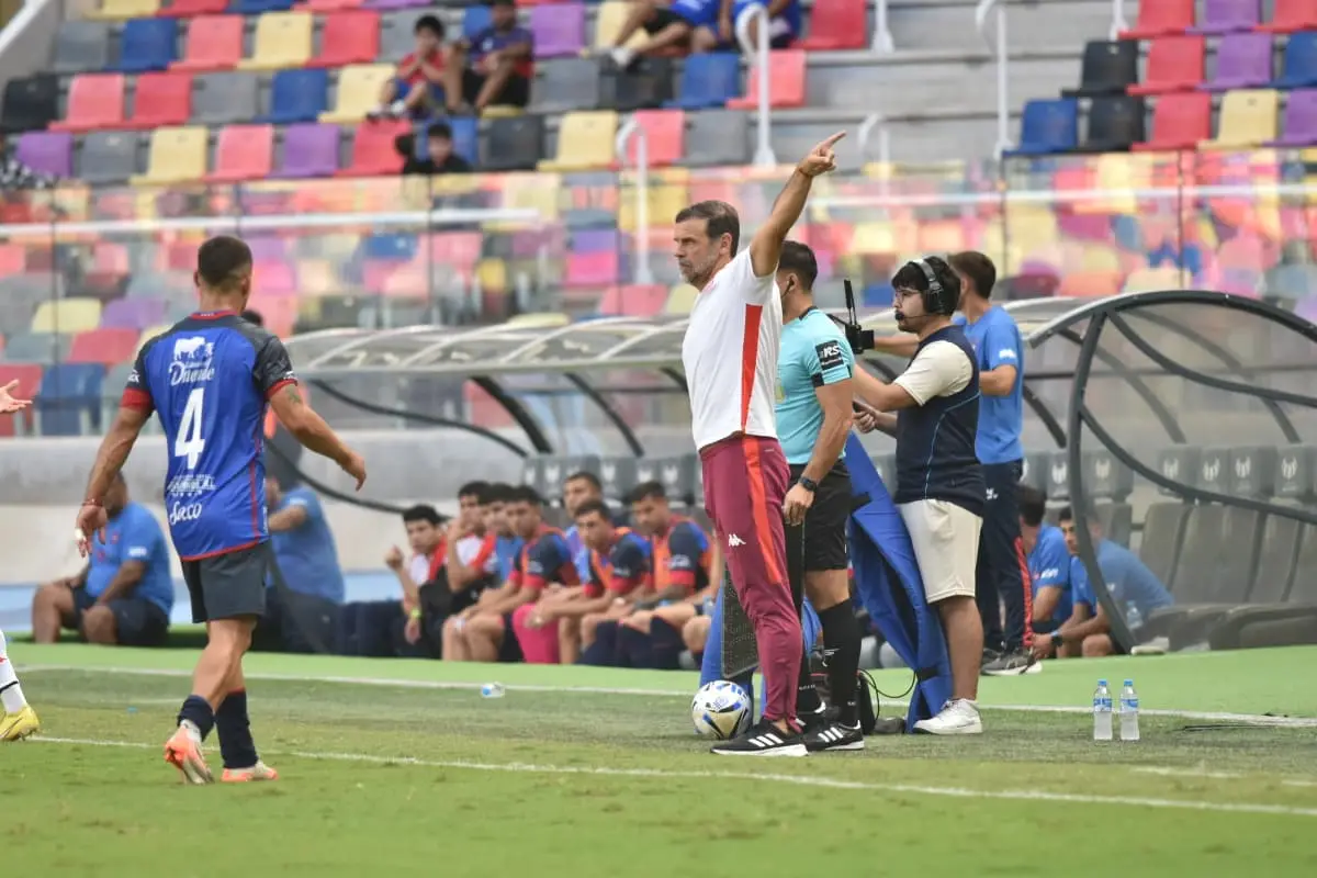A FULL. Yllana vive los partidos pegado a la raya y no deja de dar indicaciones en ningún momento.