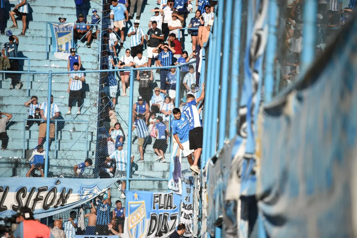 Al minuto 13, un grupo de hinchas ingresó al campo de juego y el árbitro Echavarría frenó el duelo entre Atlético y Tigre.