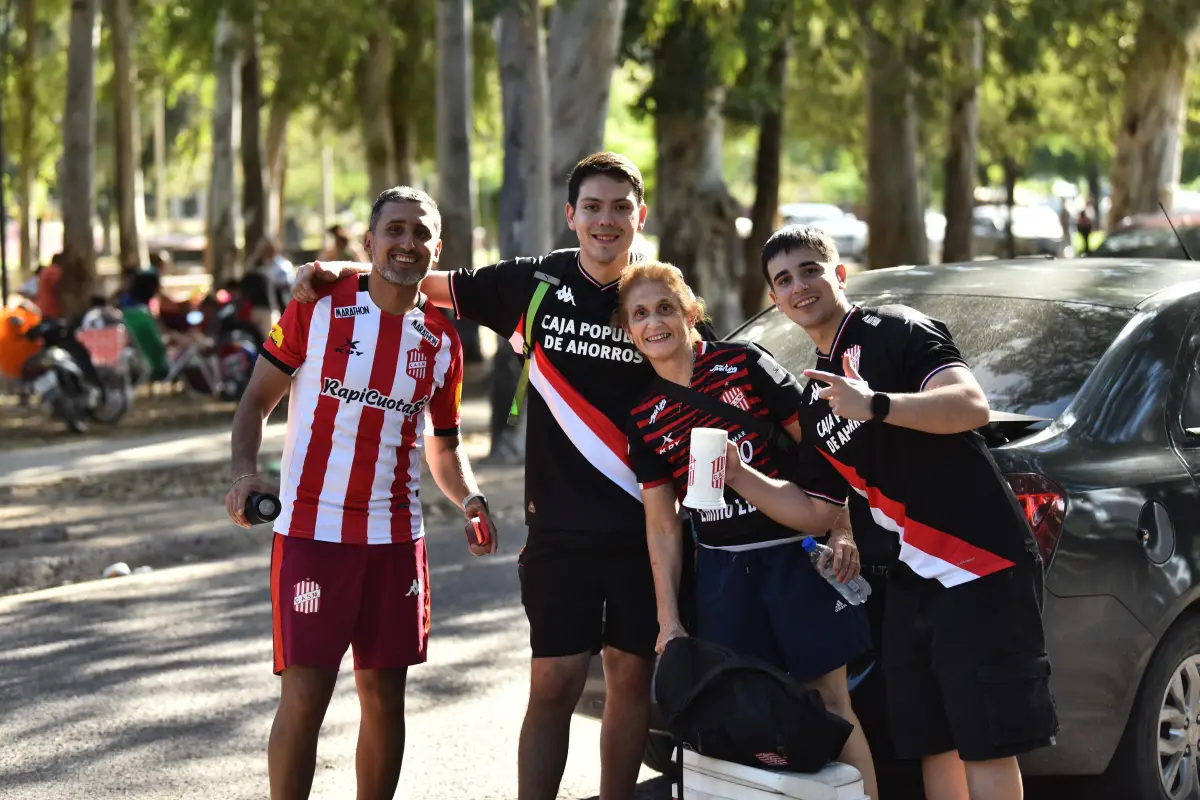FAMILIA. Federico Llorens (con la camiseta rojiblanca) aprovechó su descanso en el plantel y vivió la previa junto a los suyos en Santiago del Estero.