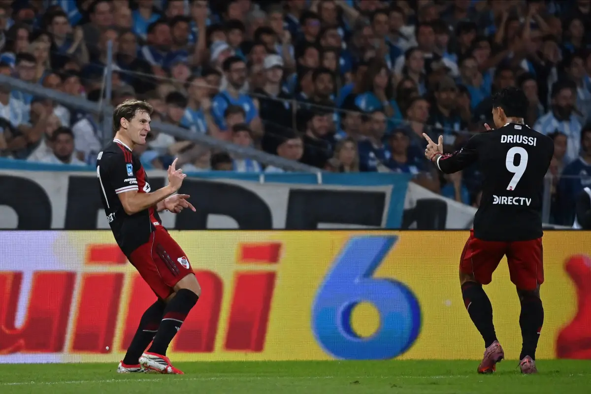 GOLEADORES. Colidio y Driussi celebran uno de los tantos con los que River venció a Racing en el Cilindro de Avellaneda.