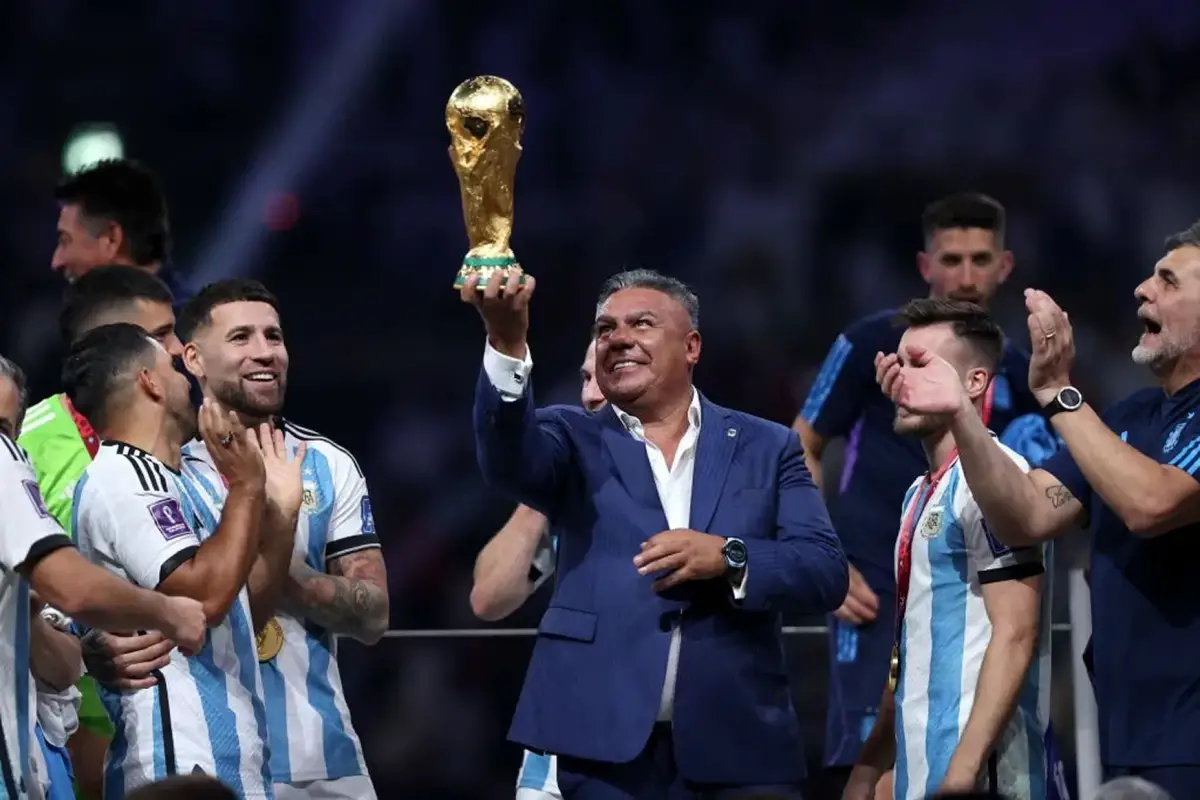 LA CIMA DEL ÉXITO. La consagración en Qatar 2022 enaltece al fútbol argentino y, al mismo tiempo, invita a reflexionar sobre sus deudas estructurales.