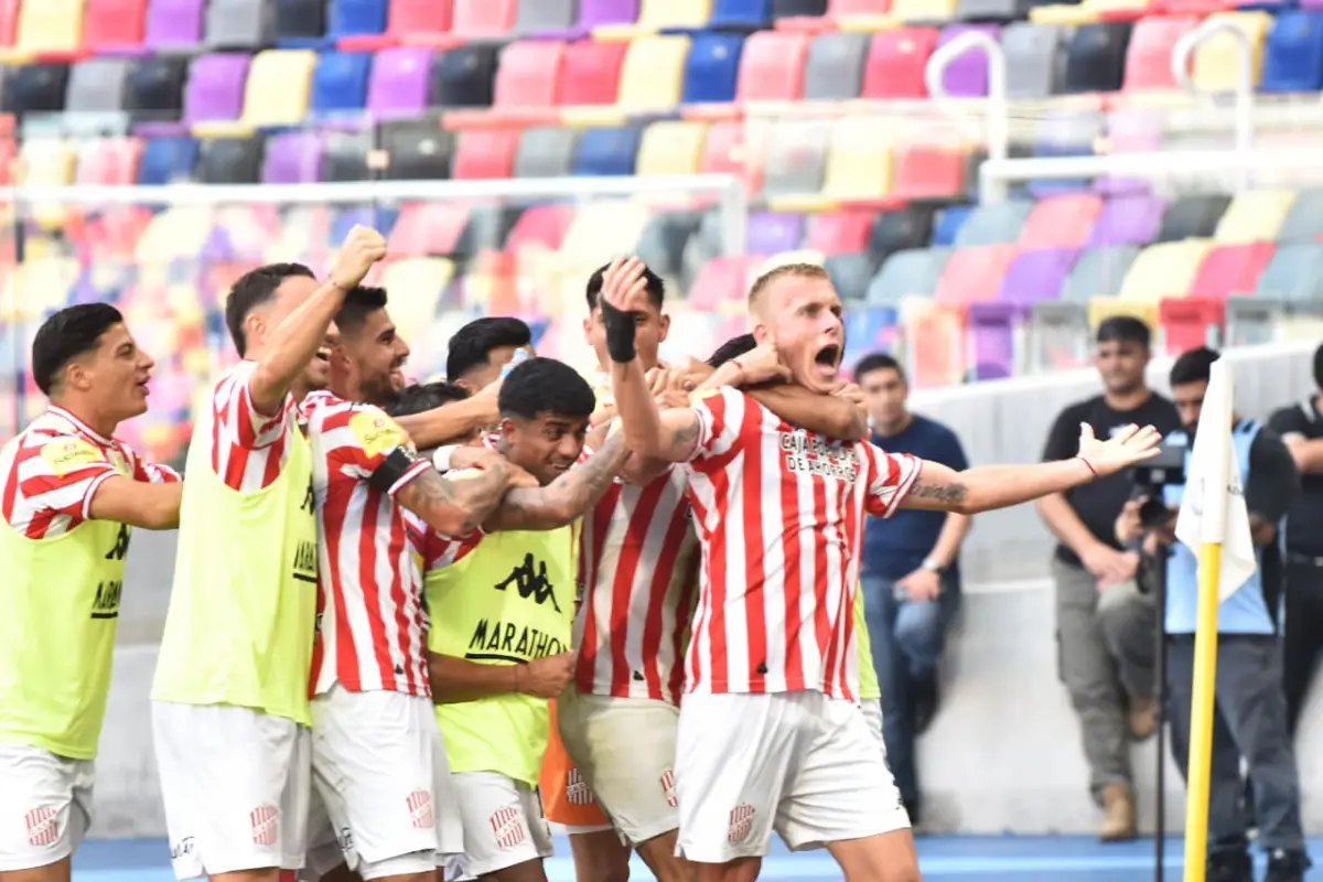 OPORTUNO. Diellos vio adelantado a Finochietto y probó desde lejos. Fue el 1 a 0 que encaminó el triunfo santo en Santiago.