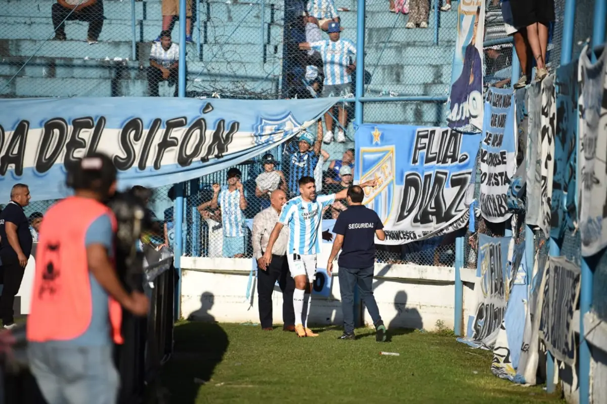 REFERENTE. Leandro Díaz se acercó a la tribuna de la calle Laprida, para intentar conciliar las diferencias entre la hinchada y la Policía.