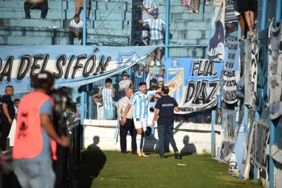 ¿Por qué el partido entre Atlético Tucumán y Tigre estuvo parado por varios minutos?
