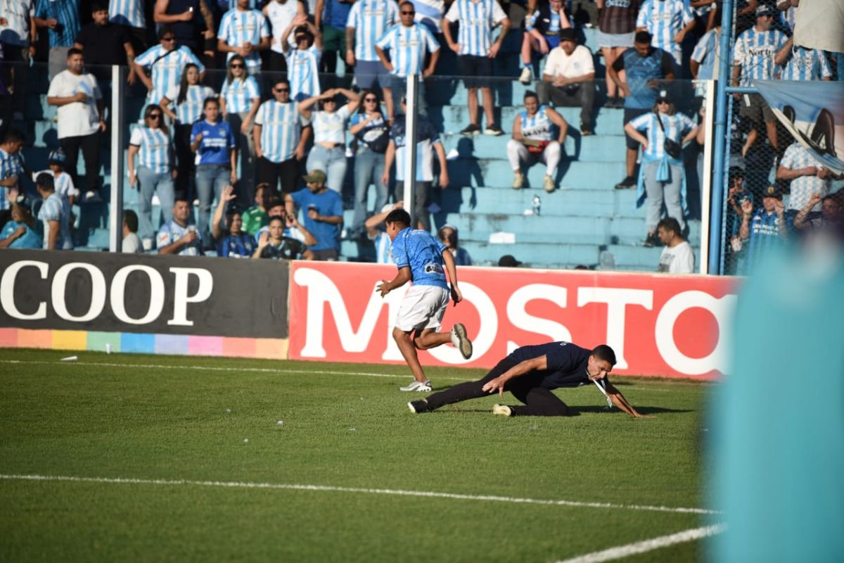 Un hincha de Atlético superó la barrera de seguridad del estadio.
