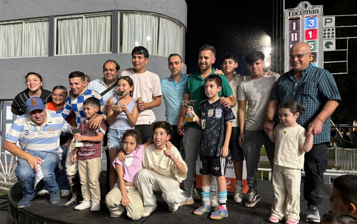 PREMIACIÓN. La familia de Antonio Zamora López entregó trofeos al jinete, entrenador, propietario y peón de Golden Warrior, ganador del especial de 1.500 metros.